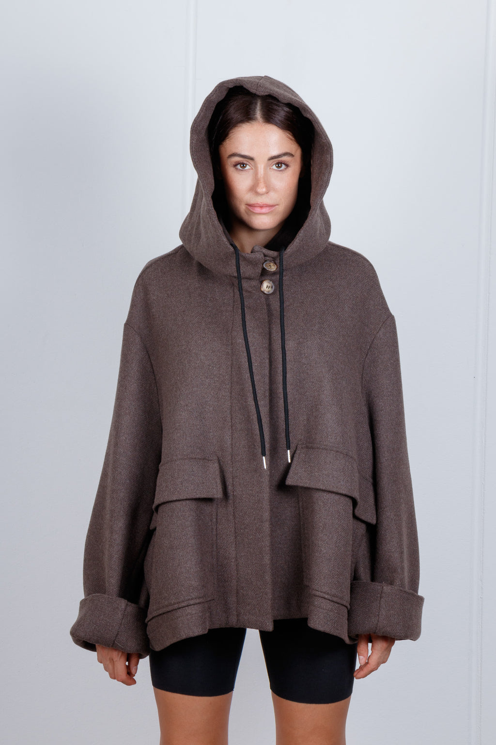 Cappotto corto a mantella con cappuccio