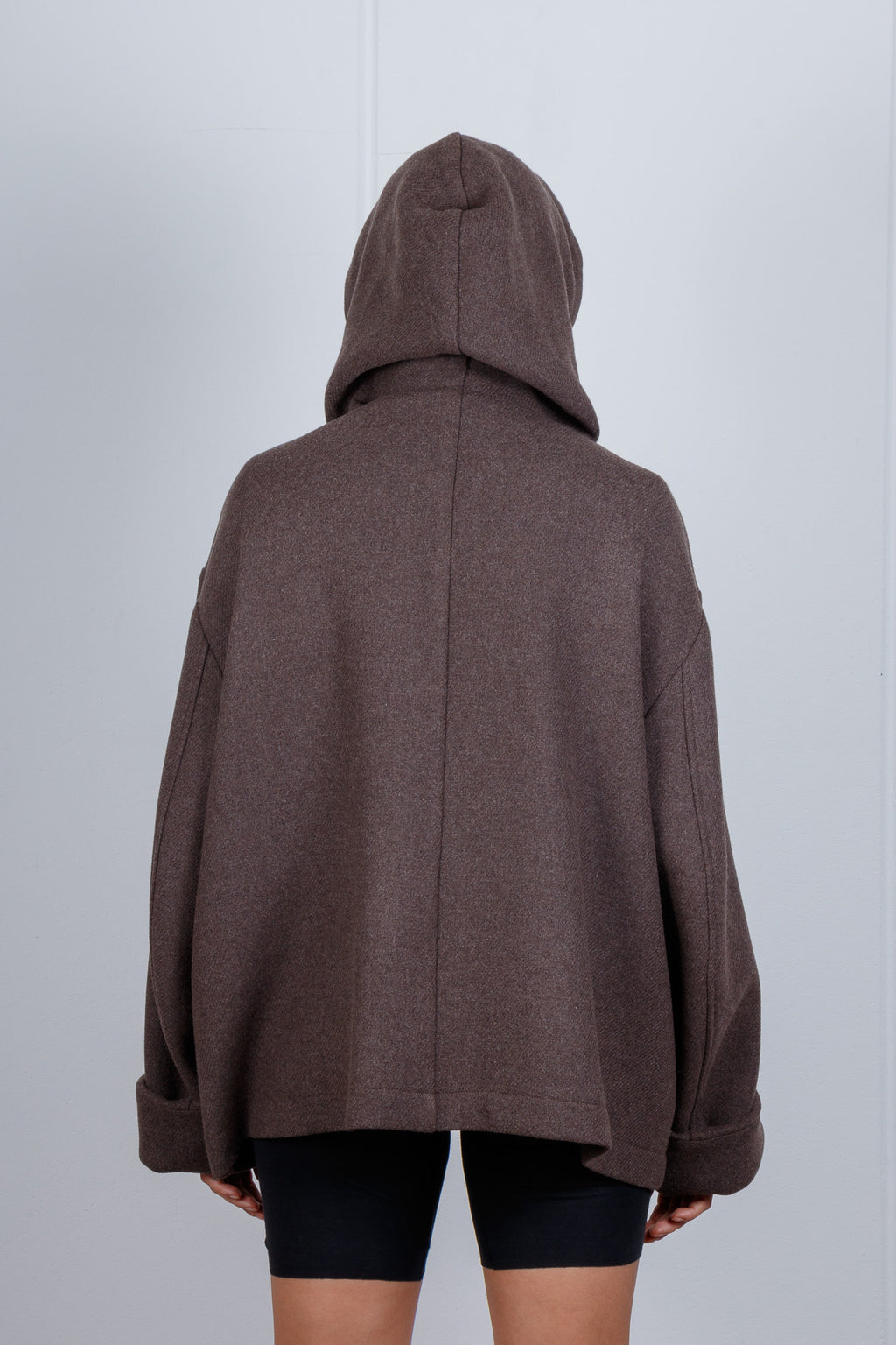 Cappotto corto a mantella con cappuccio