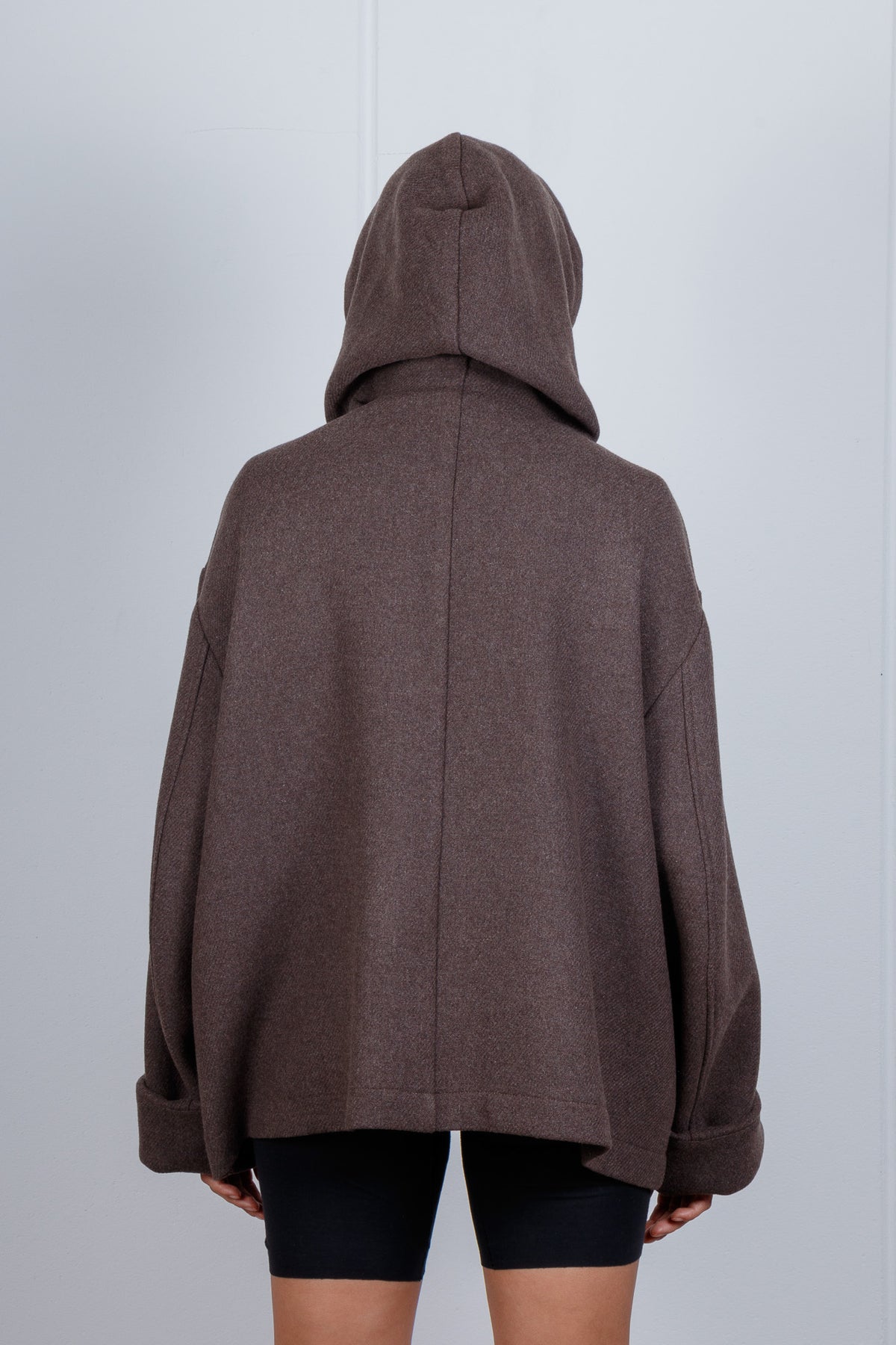 Cappotto corto a mantella con cappuccio