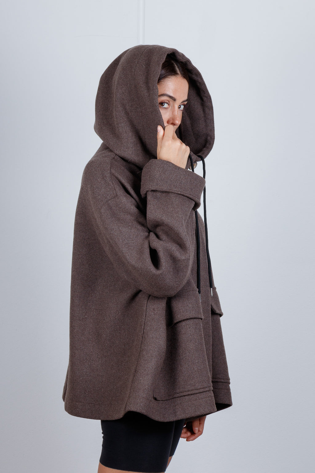 Cappotto corto a mantella con cappuccio