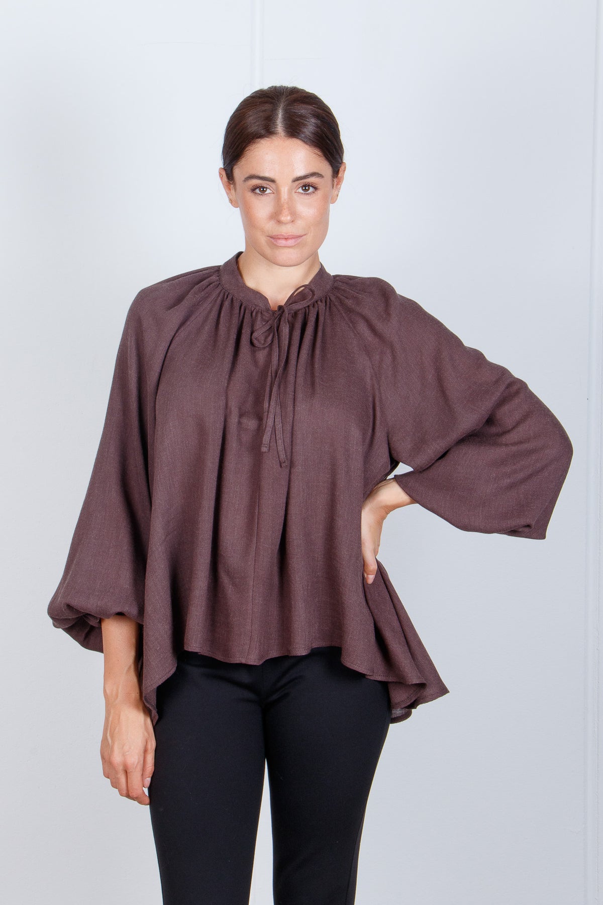 Blusa con collo arricciato