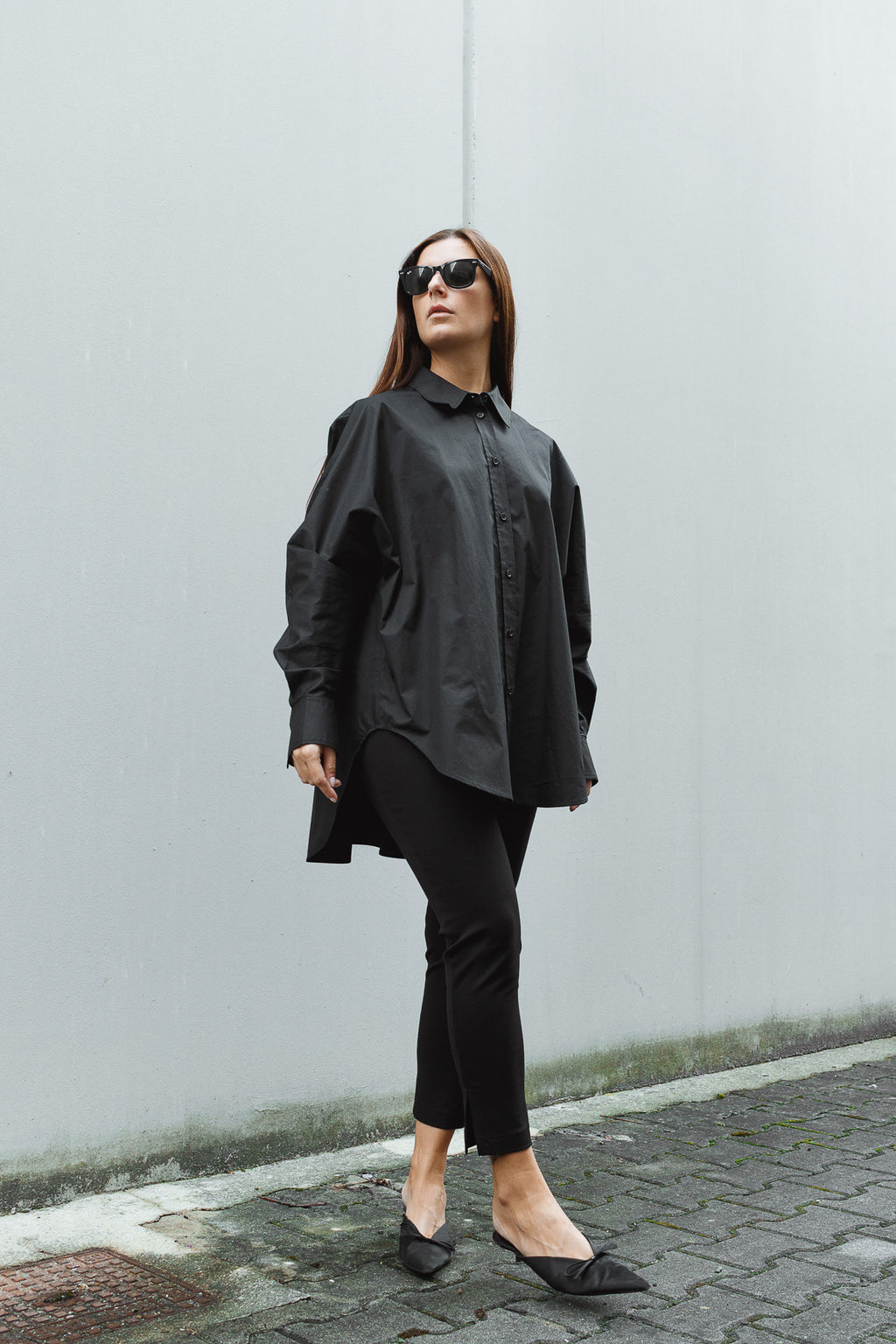 Camicia Oversize Nera con Fondo Sagomato