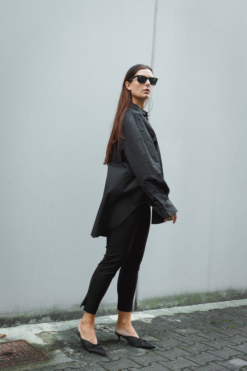 Camicia Oversize Nera con Fondo Sagomato