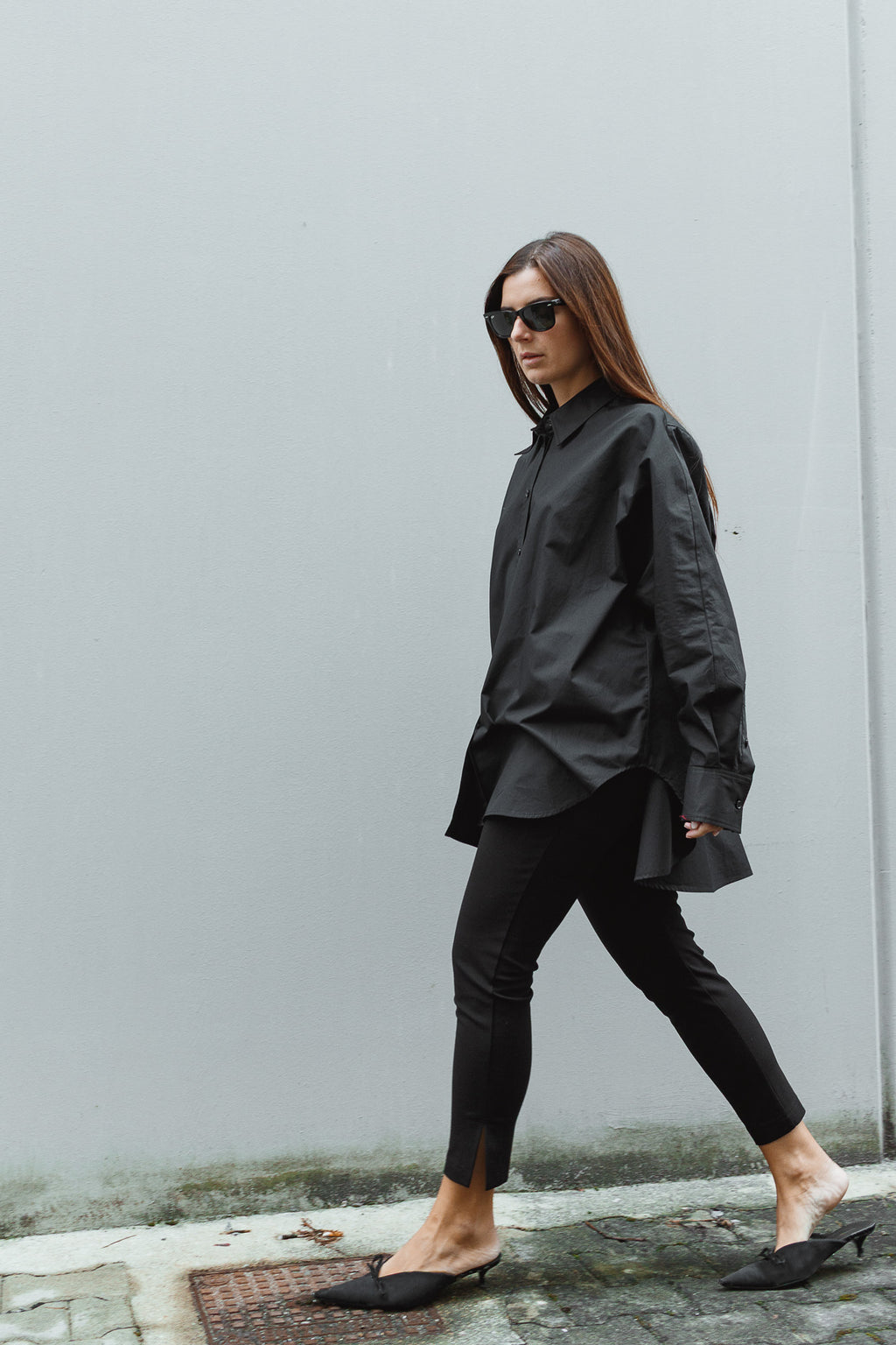 Camicia Oversize Nera con Fondo Sagomato
