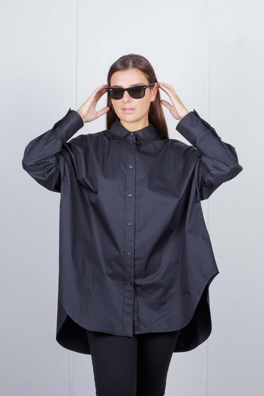 Camicia Oversize Nera con Fondo Sagomato