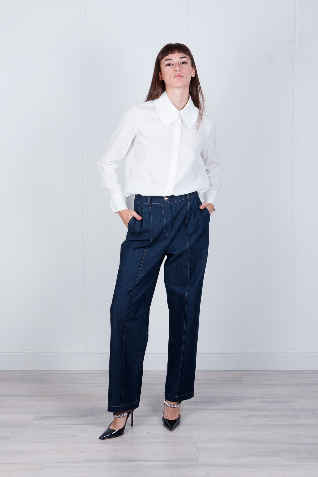 Pantalone denim vita alta stile sartoriale