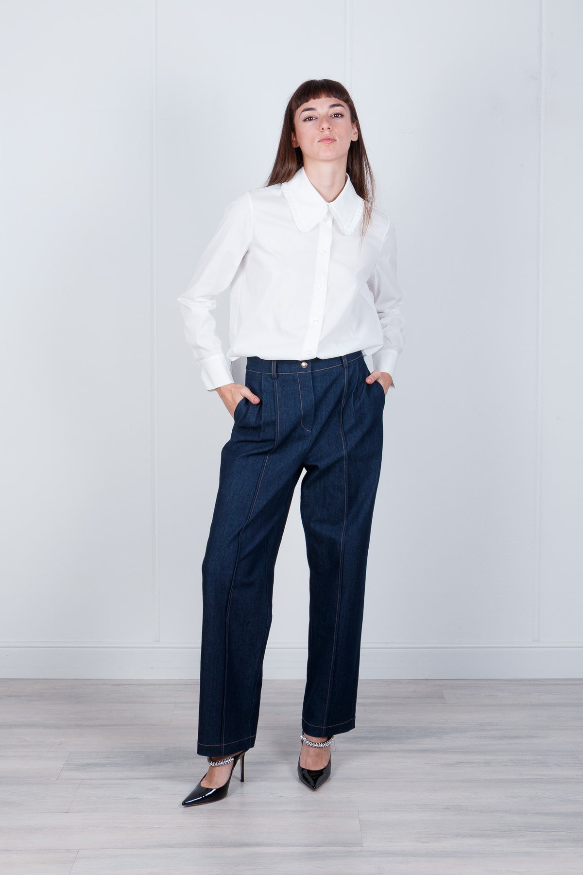 Pantalone denim vita alta stile sartoriale