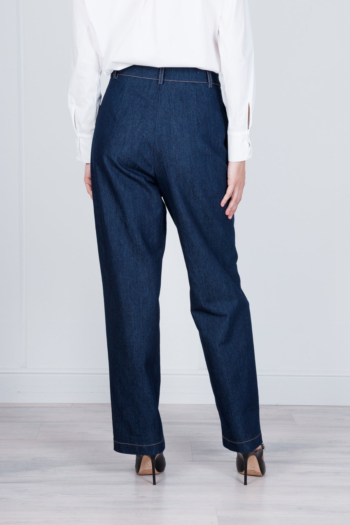 Pantalone denim vita alta stile sartoriale