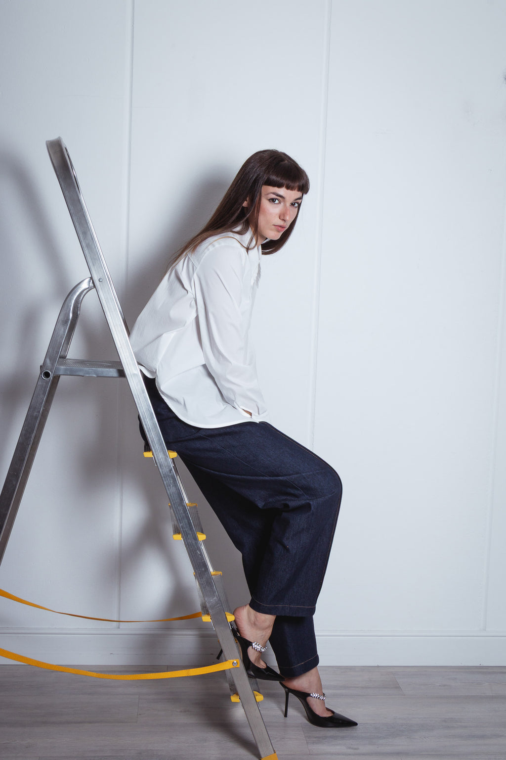 Pantalone denim vita alta stile sartoriale