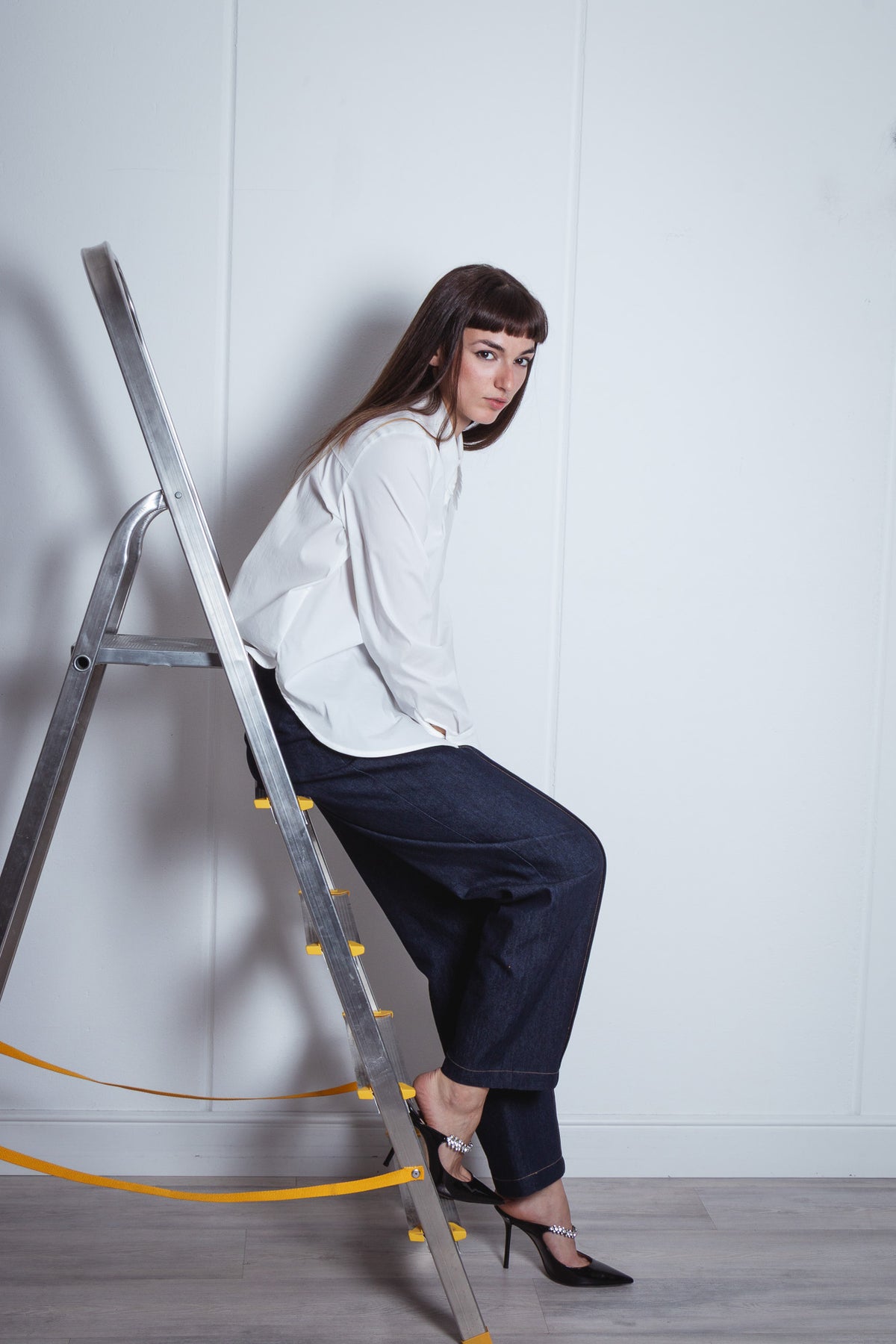 Pantalone denim vita alta stile sartoriale