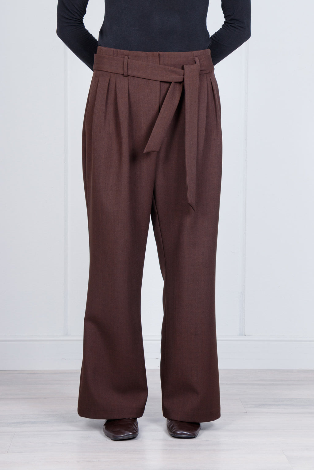 Pantalone vita alta con cintura