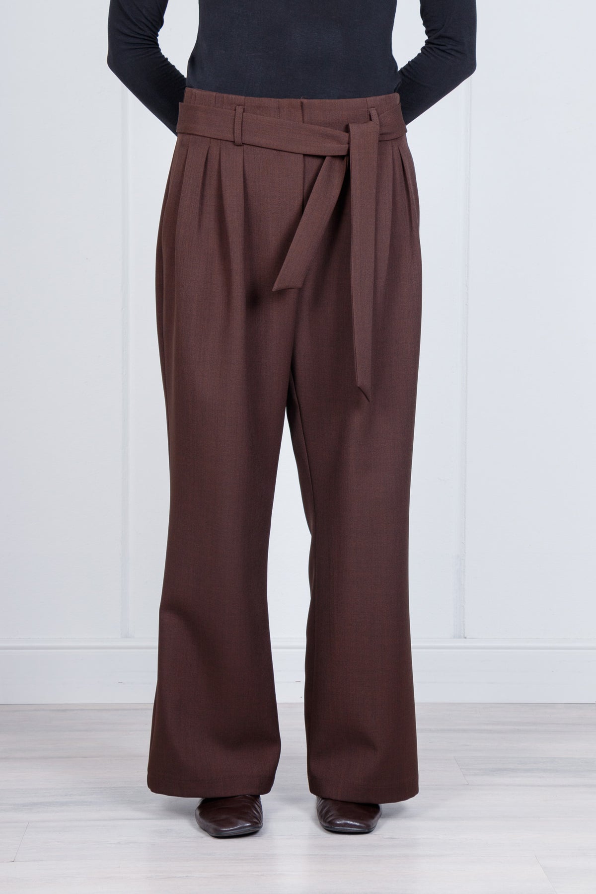 Pantalone vita alta con cintura