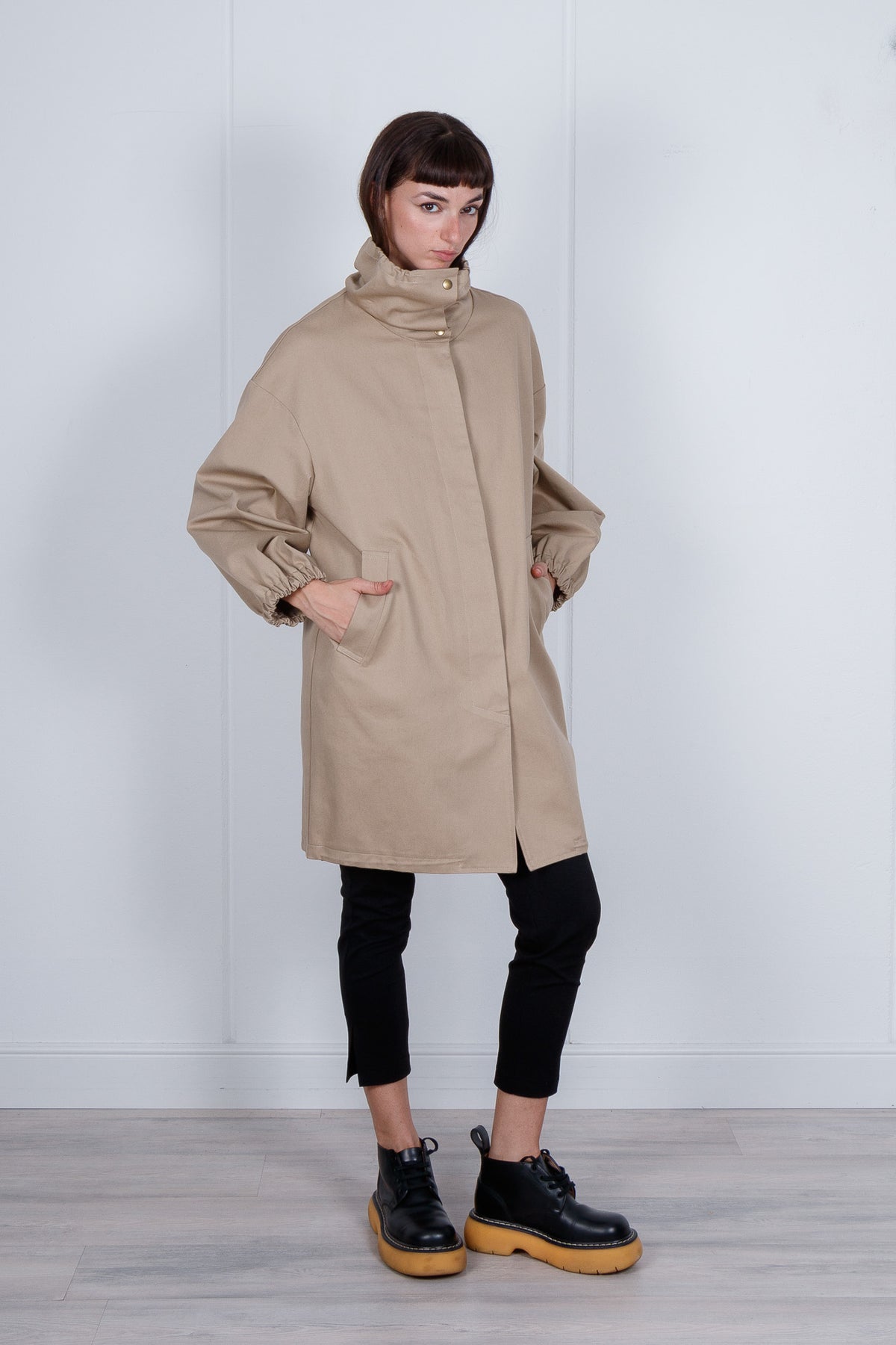 Cappotto parka lungo con collo alto con coulisse