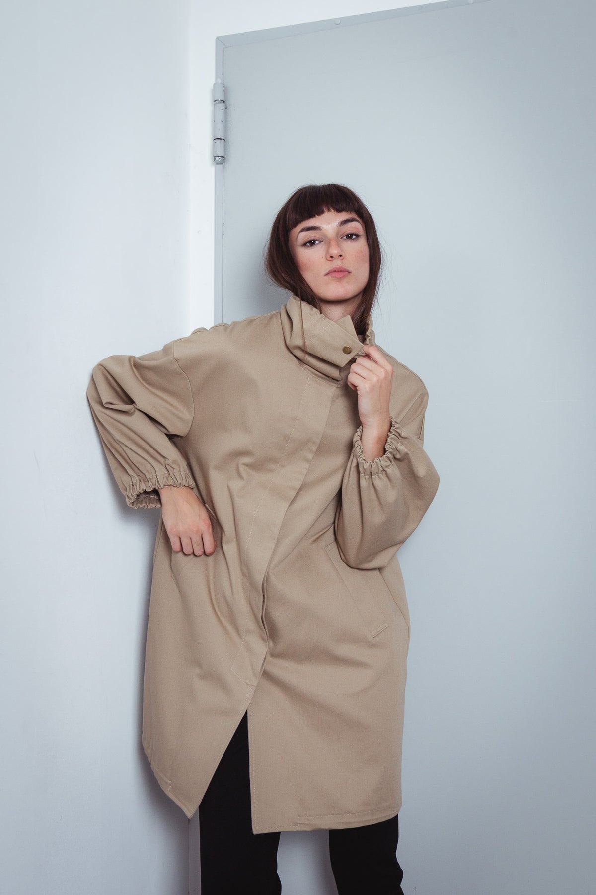 Cappotto parka lungo con collo alto con coulisse