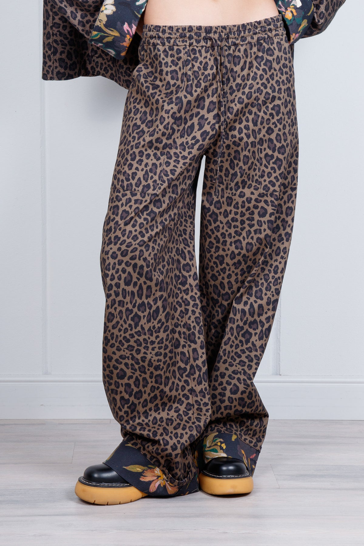 Pantalone wide leg fantasia leopardata