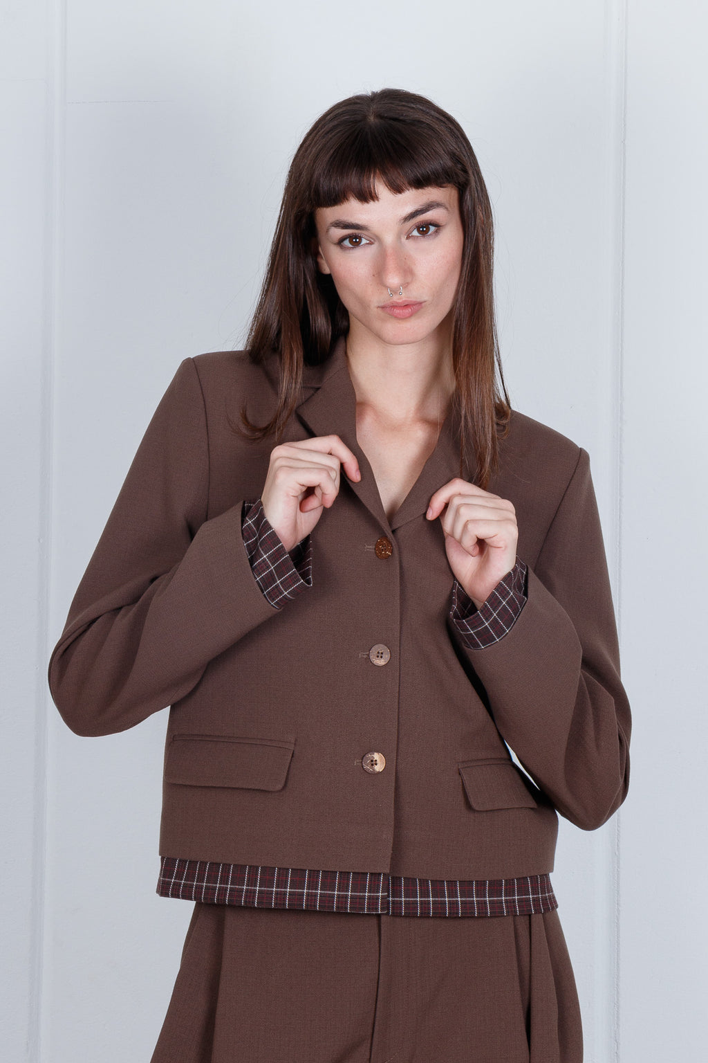 Blazer corto con risvolti a quadri