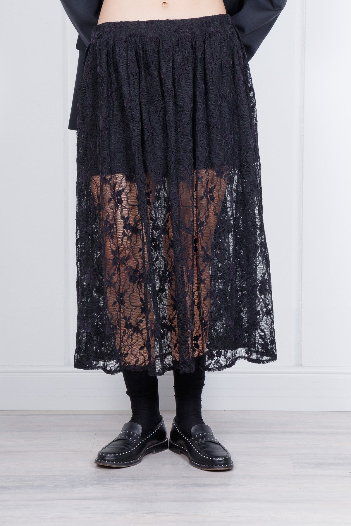 Gonna midi nera in pizzo con pantaloncino